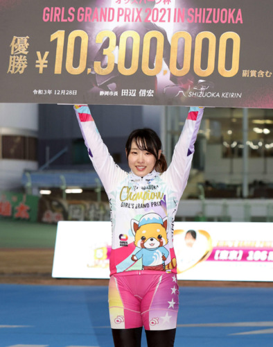 ガールズグランプリを制し賞金ボードを掲げる高木真備（撮影・鈴木正人）