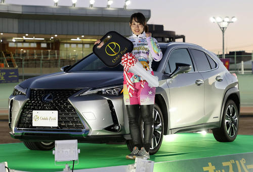 ガールズグランプリを制し副賞のレクサスと写真に納まる高木真備（撮影・鈴木正人）