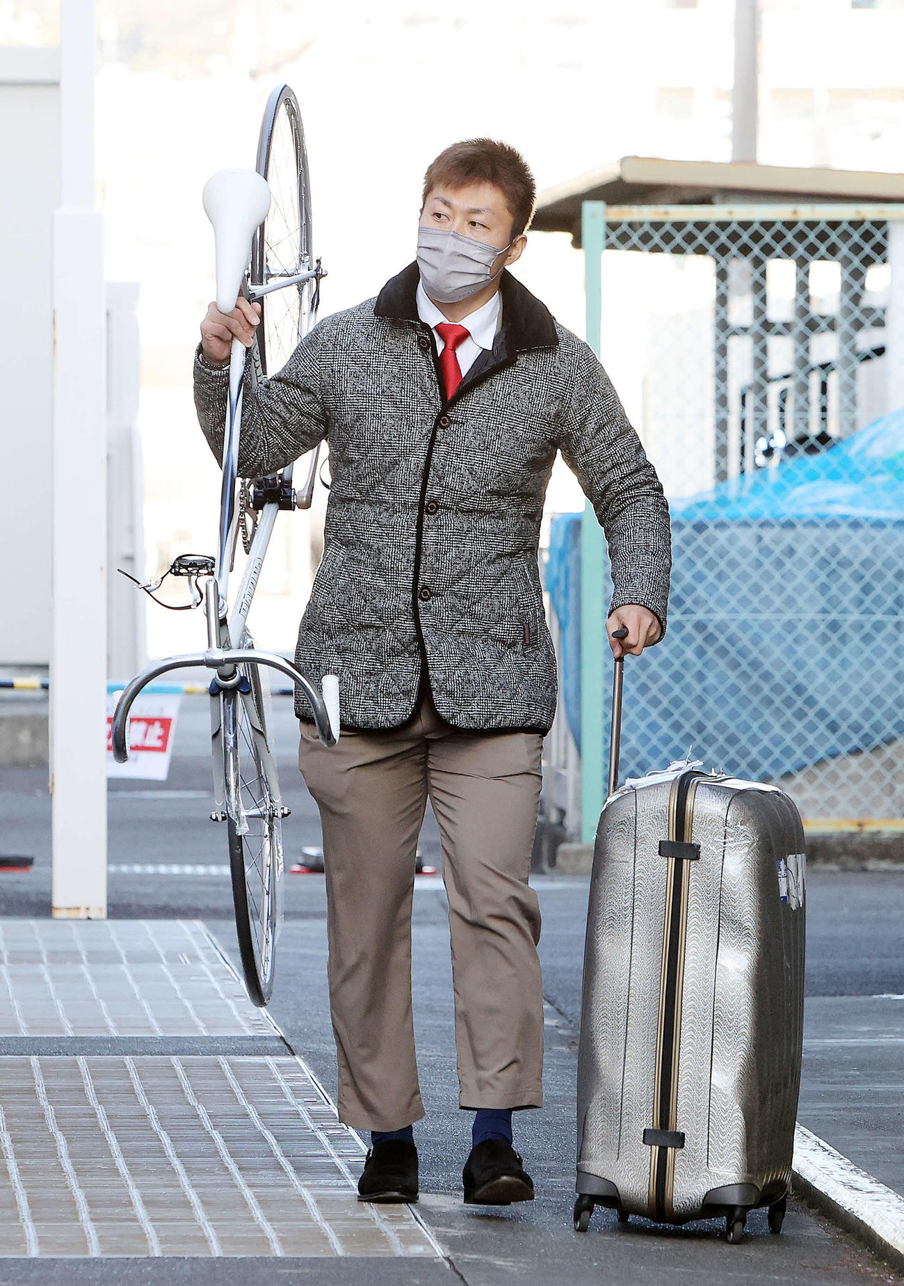 静岡競輪場に入る平原康多（撮影・鈴木正人）