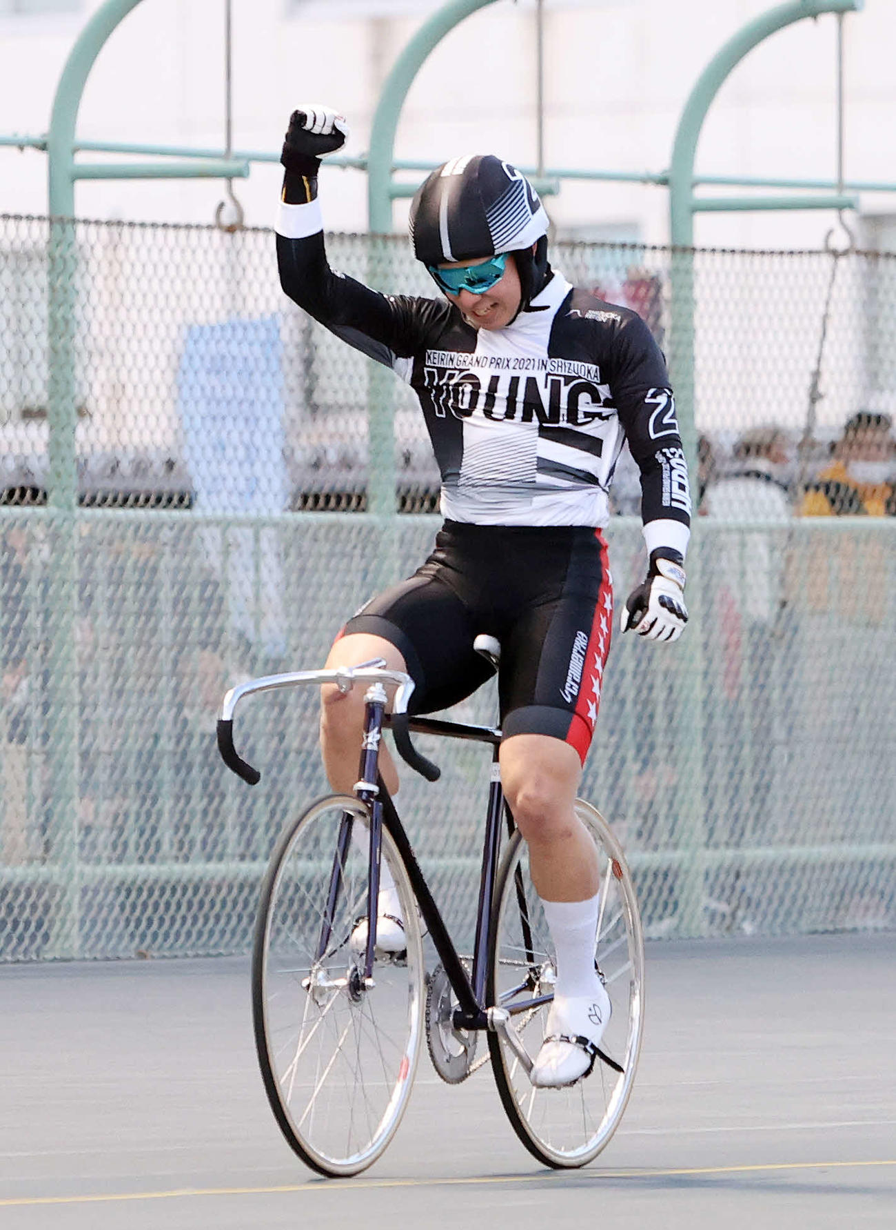 ヤンググランプリを制しガッツポーズする小原（撮影・鈴木正人）