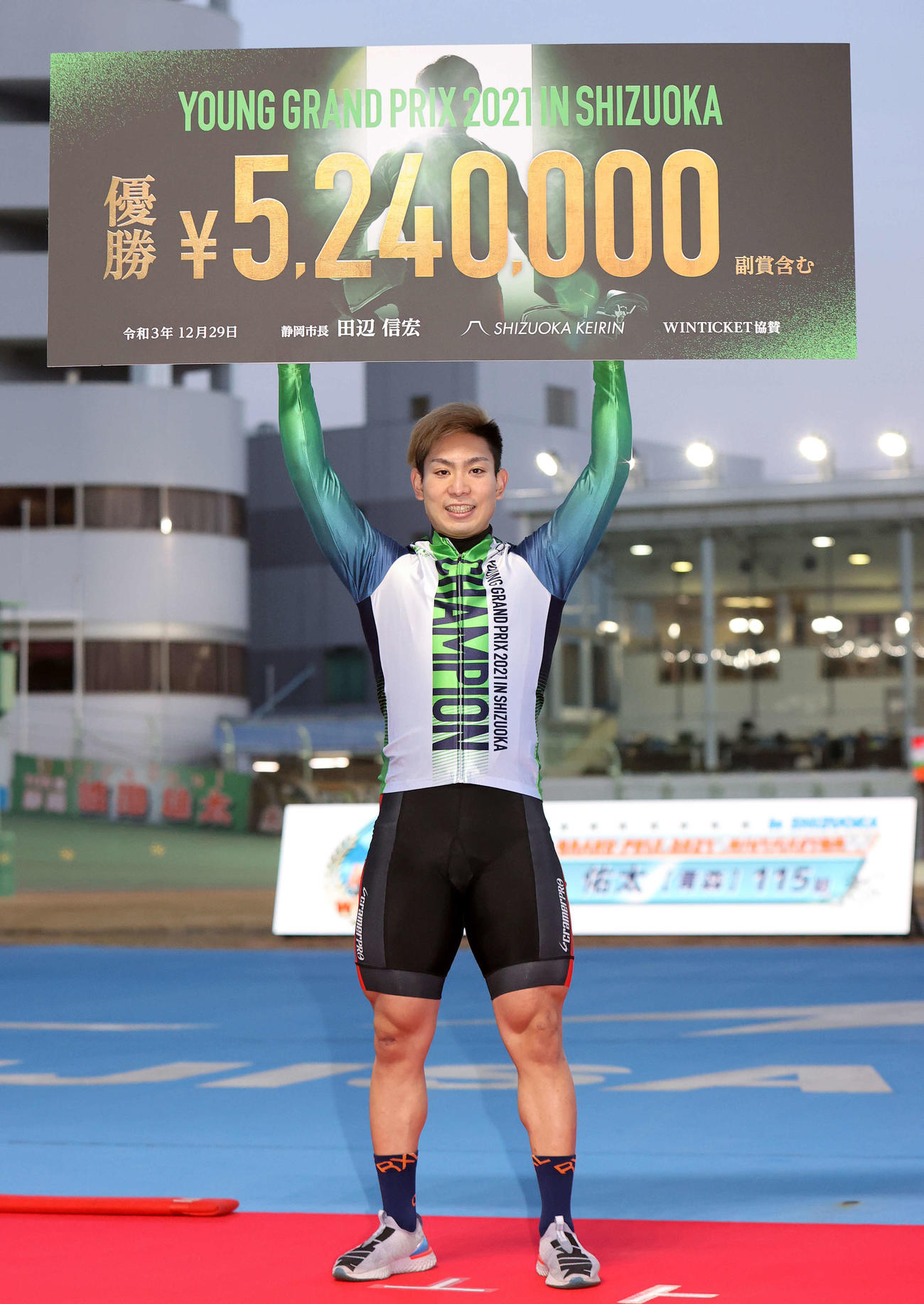 ヤンググランプリを制し賞金ボードを掲げる小原（撮影・鈴木正人）
