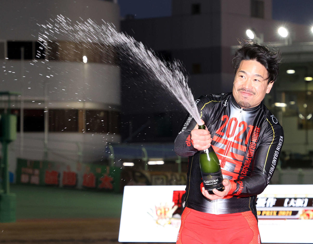 KEIRINグランプリを制しシャンパンファイトする古性（撮影・鈴木正人）