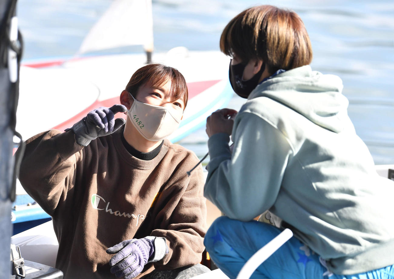 遠藤エミ（右）と話す守屋美穂（撮影・岩下翔太）