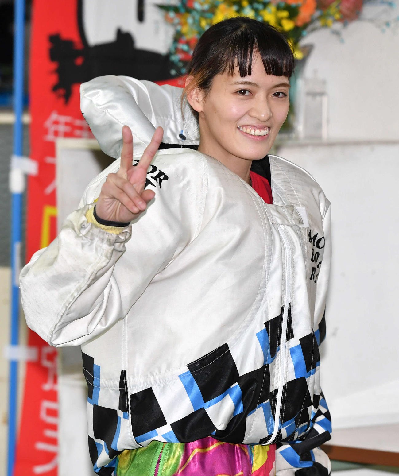 トライアル3回戦11Rで逃げ切り会心のピースサインを見せる渡辺優美（撮影・岩下翔太）