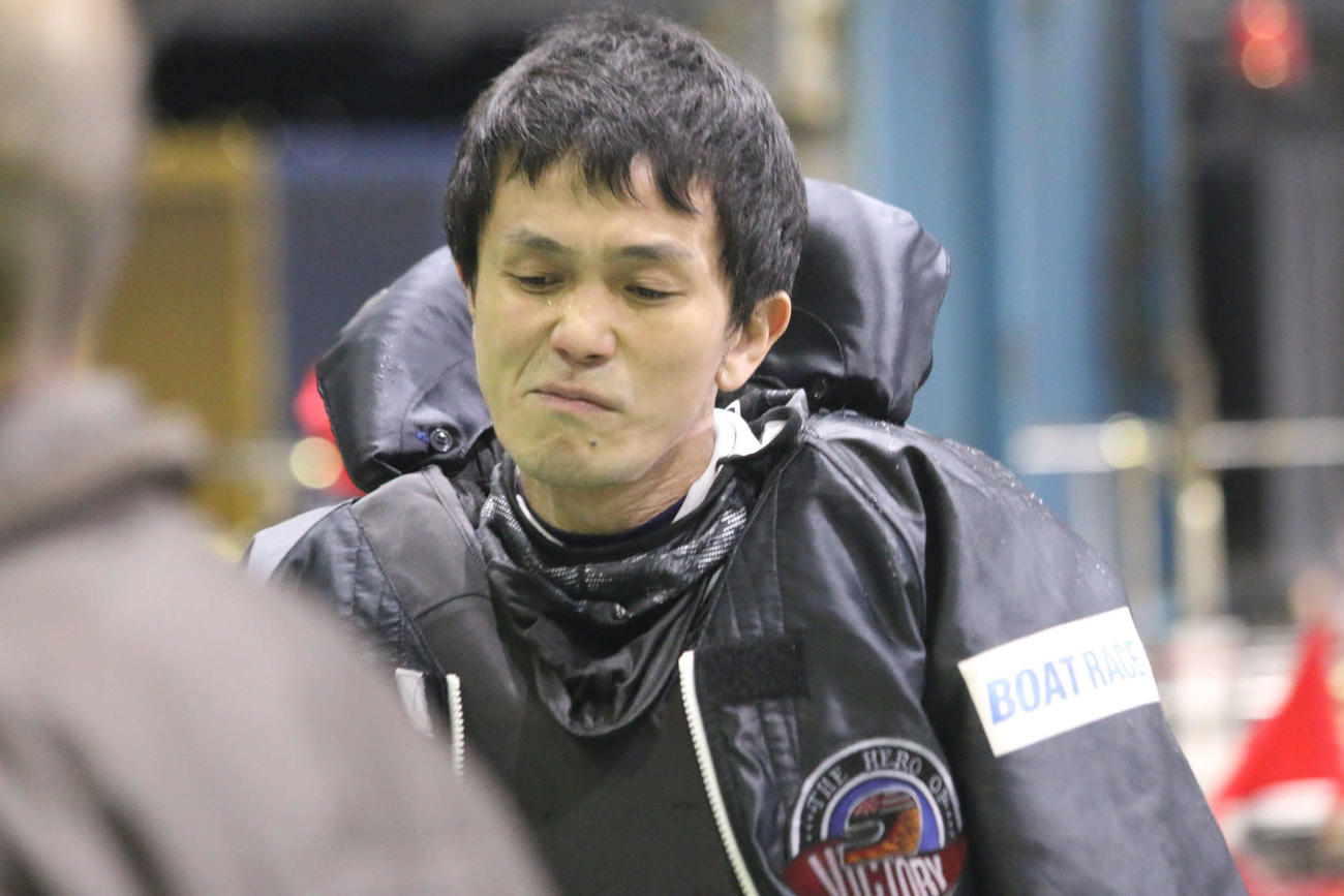 永田啓二が3日目8Rで菅章哉に競り負け、悔しい表情で引き揚げてきた
