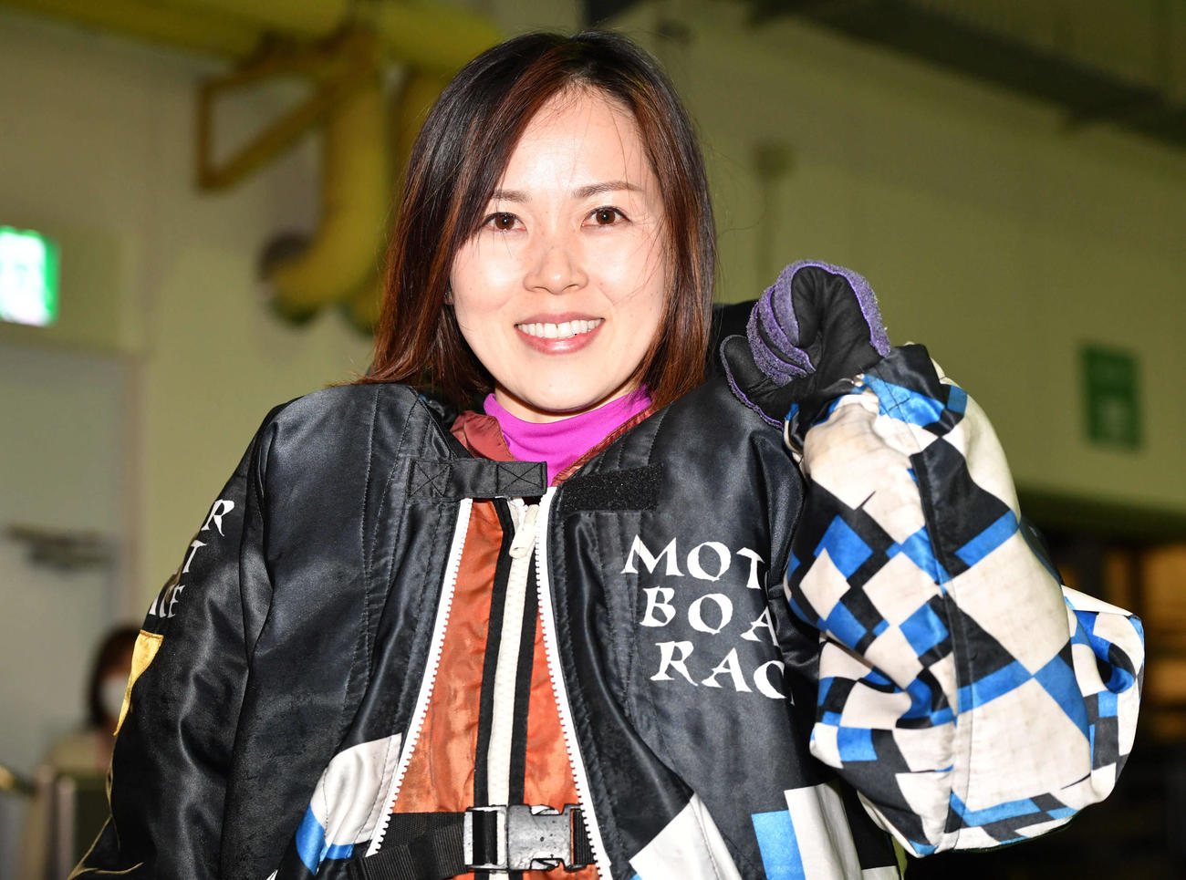 トライアル3回戦で勝利し、笑顔でガッツポーズする平山智加（撮影・岩下翔太）
