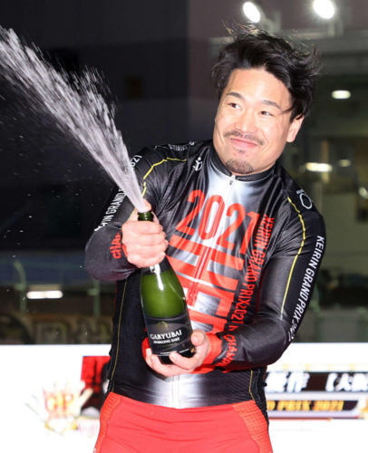 KEIRINグランプリを制し、シャンパンファイトする古性優作（撮影・鈴木正人）