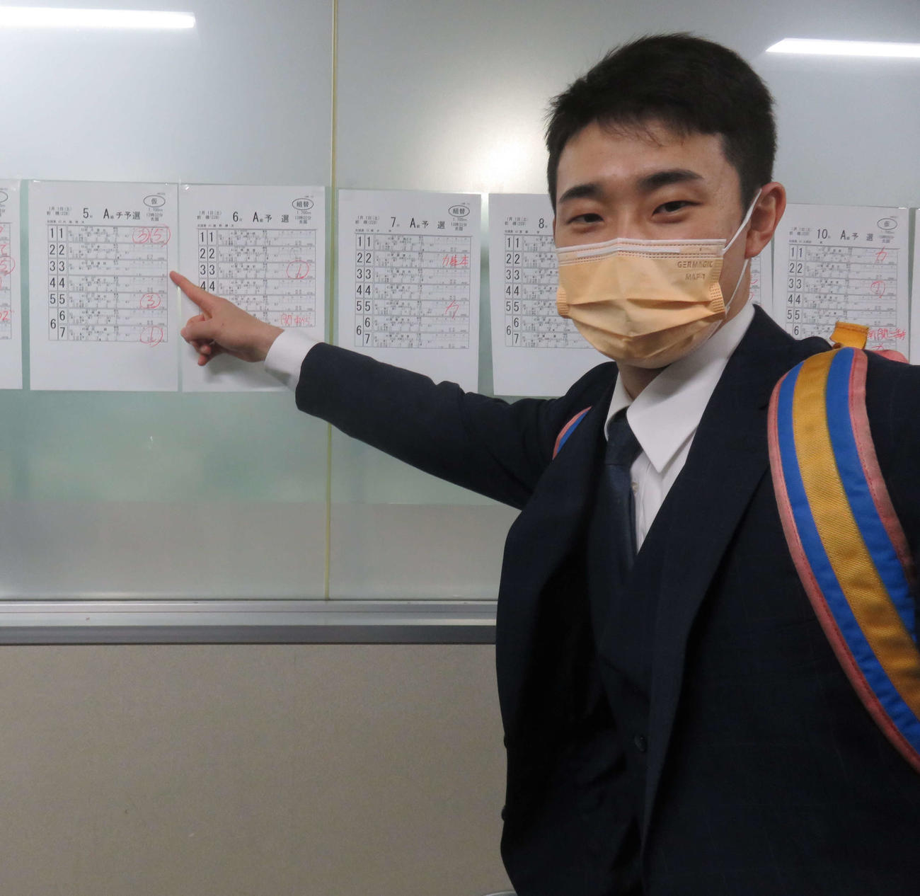 デビュー戦の出走表を指す121期早期卒業の中野慎詞（撮影・栗田文人）