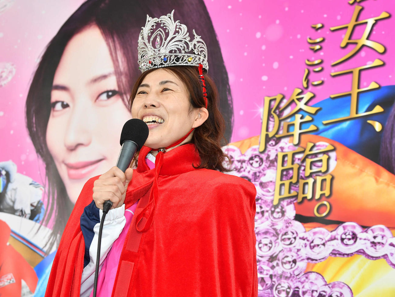 P・G1クイーンズクライマックス優勝戦を制し、頭にティアラを乗せて優勝インタビューを受ける田口節子（撮影・岩下翔太）