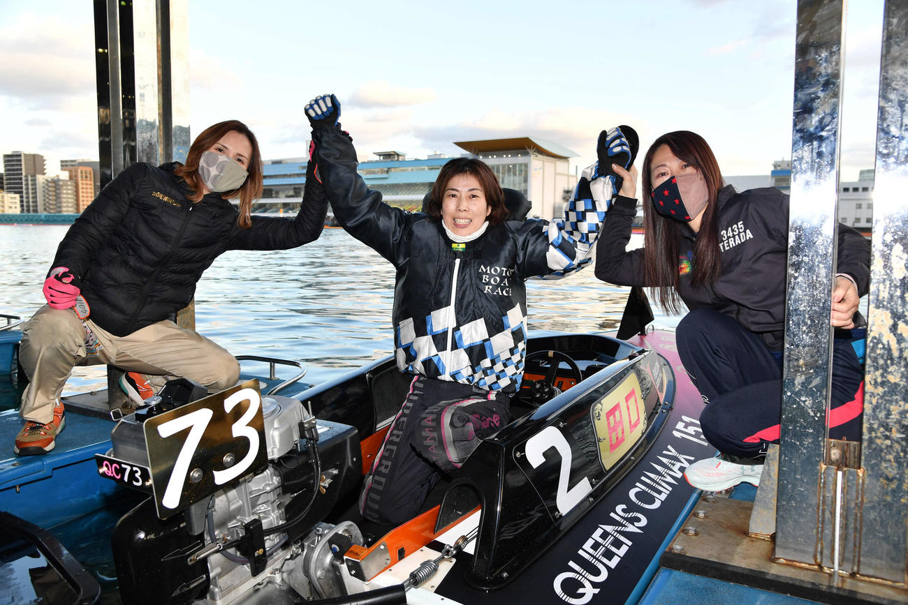 クイーンズクライマックス優勝戦を制し、堀之内紀代子（左）、寺田千恵（右）から祝福される田口節子（撮影・岩下翔太）