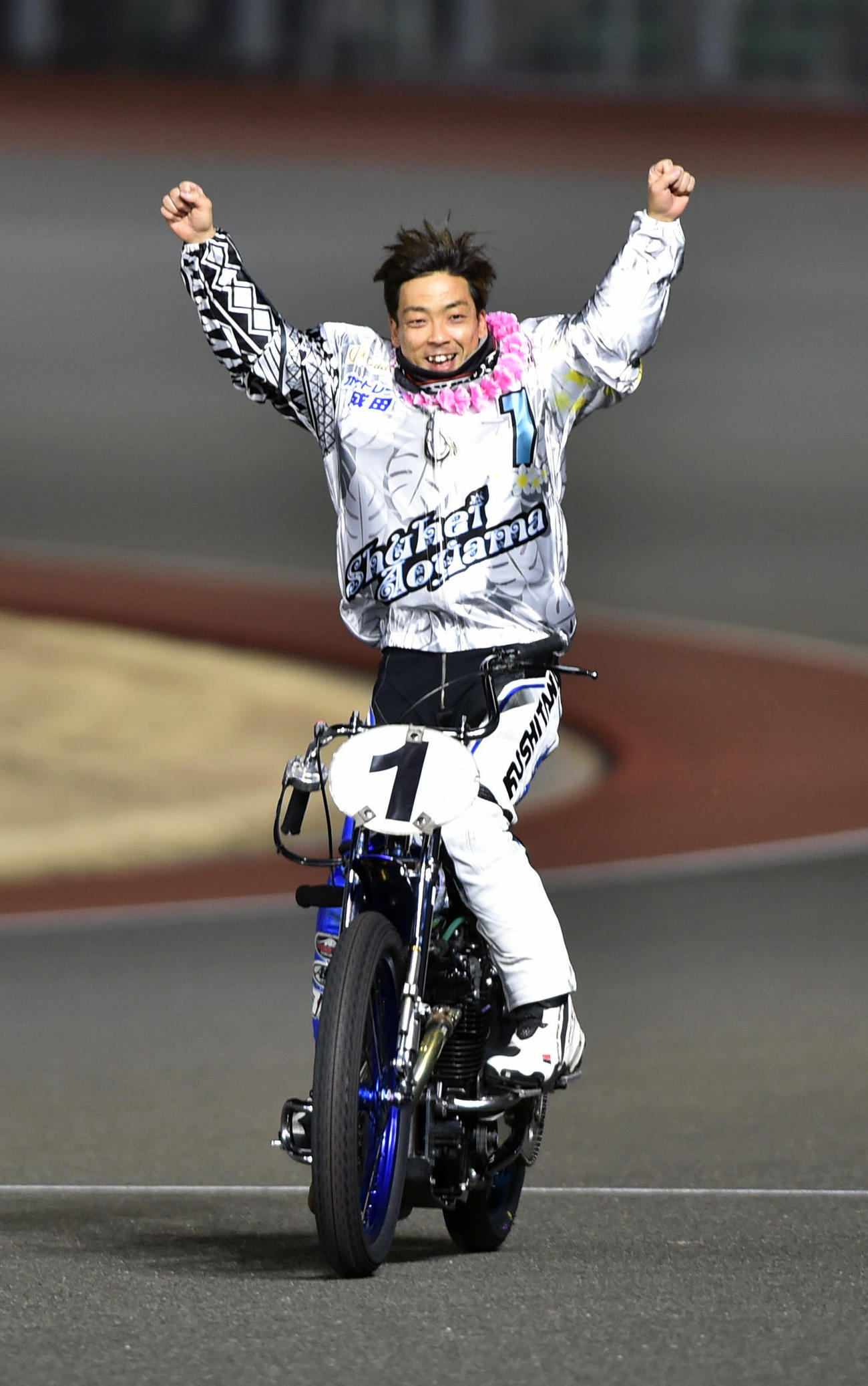 SS王座決定戦で優勝した青山周平はガッツポーズする（撮影・柴田隆二）