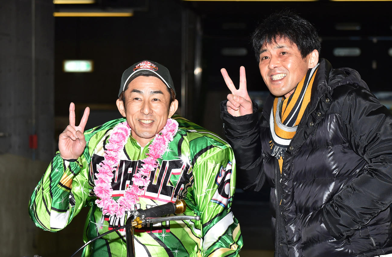 SSシリーズで優勝しVサインの松尾啓史（左）と祝福する別府敬剛（撮影・柴田隆二）