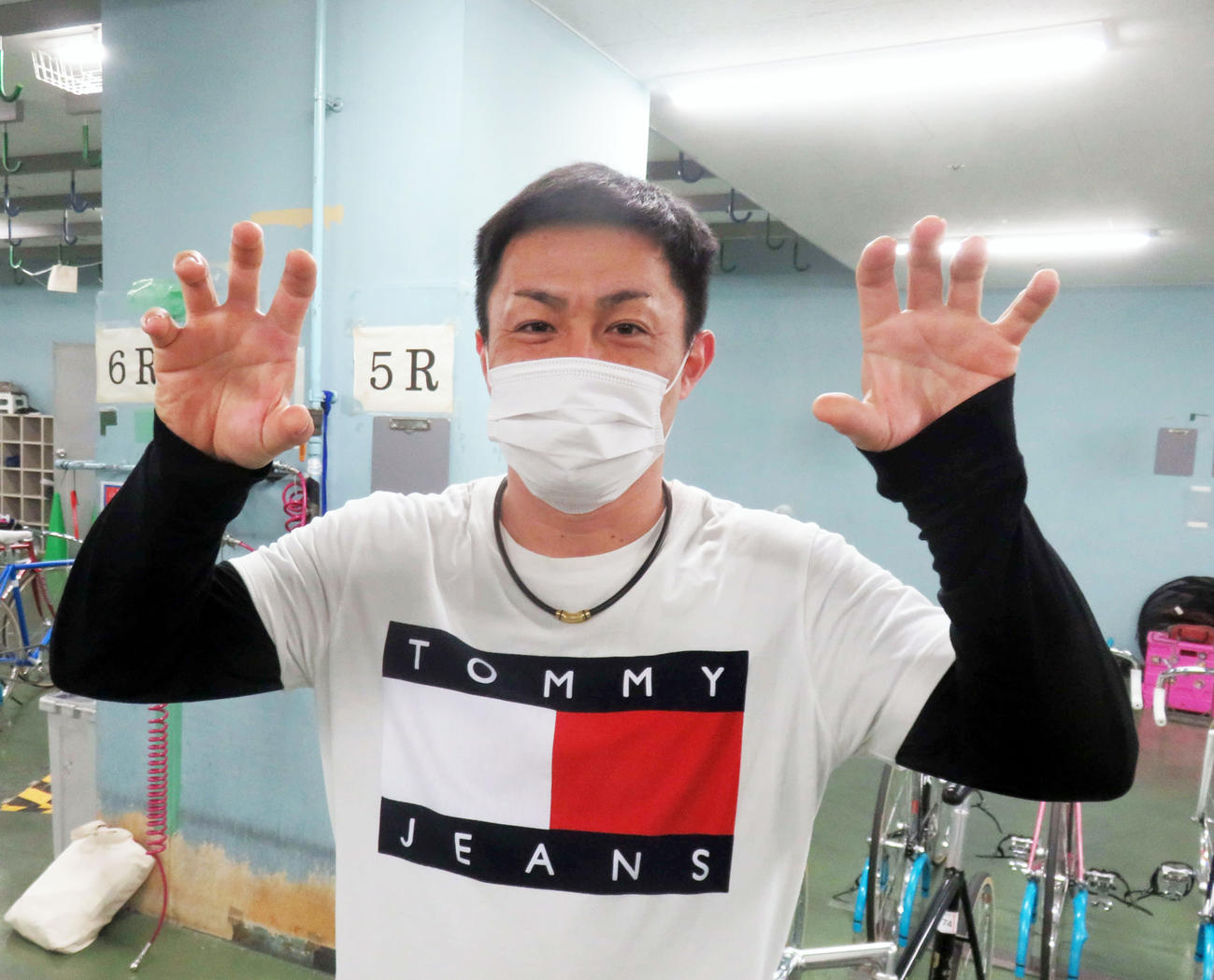 タイガーポーズを決める斉藤健人（撮影・栗田文人）