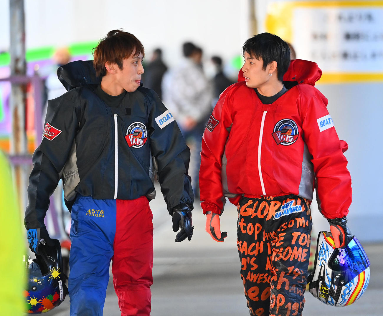 8Rを終え引き揚げる藤山雅弘（左）と中村魁生（撮影・和賀正仁）