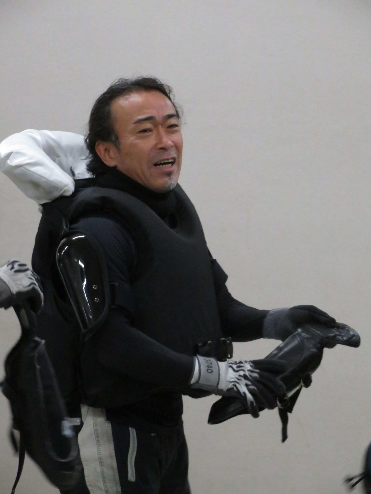 素早く仕上げて1着発進した大沢普司（撮影・湯田坂賢一）