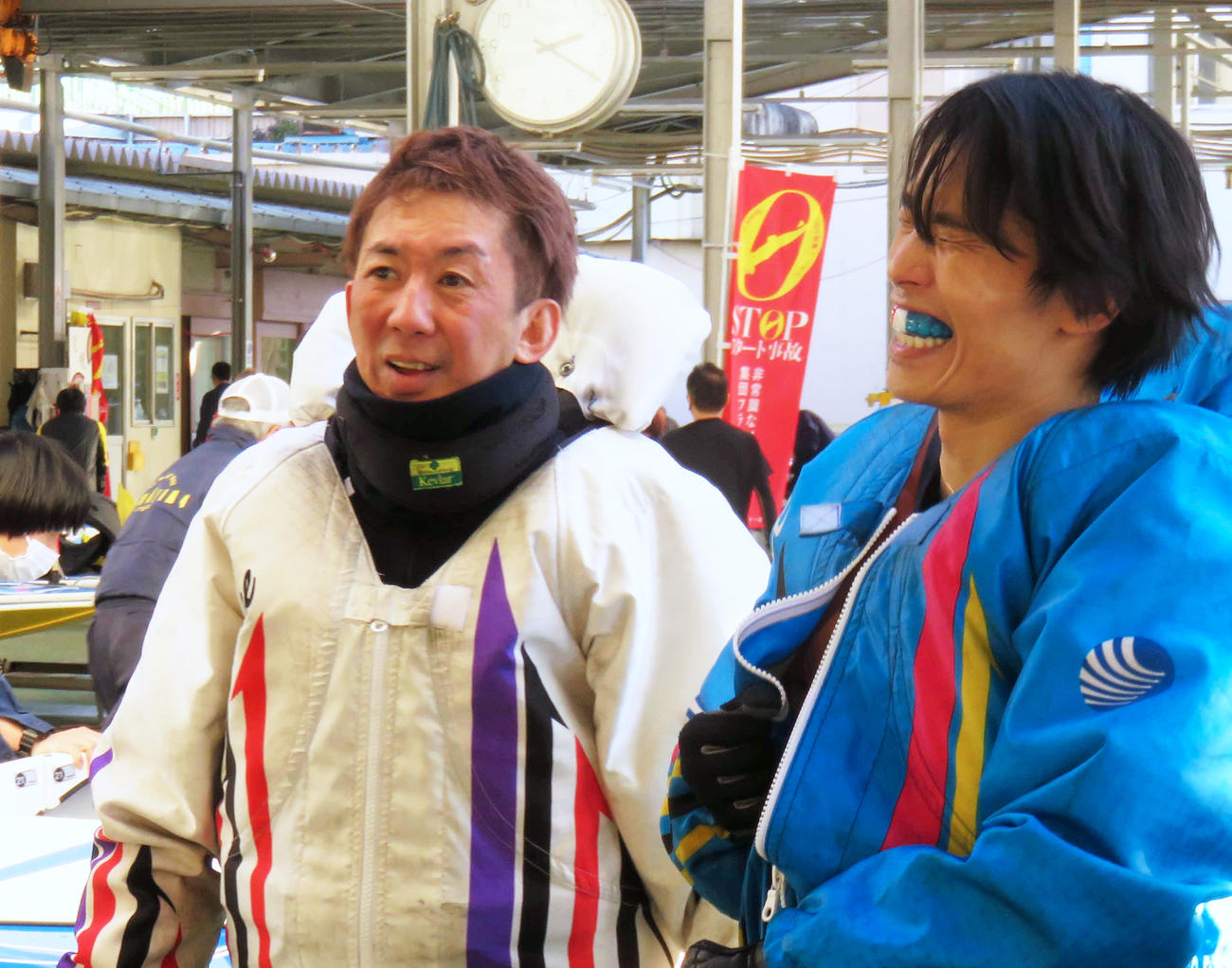 長岡茂一は8Rを逃げて通算2300勝を達成。右は3着の山口亮