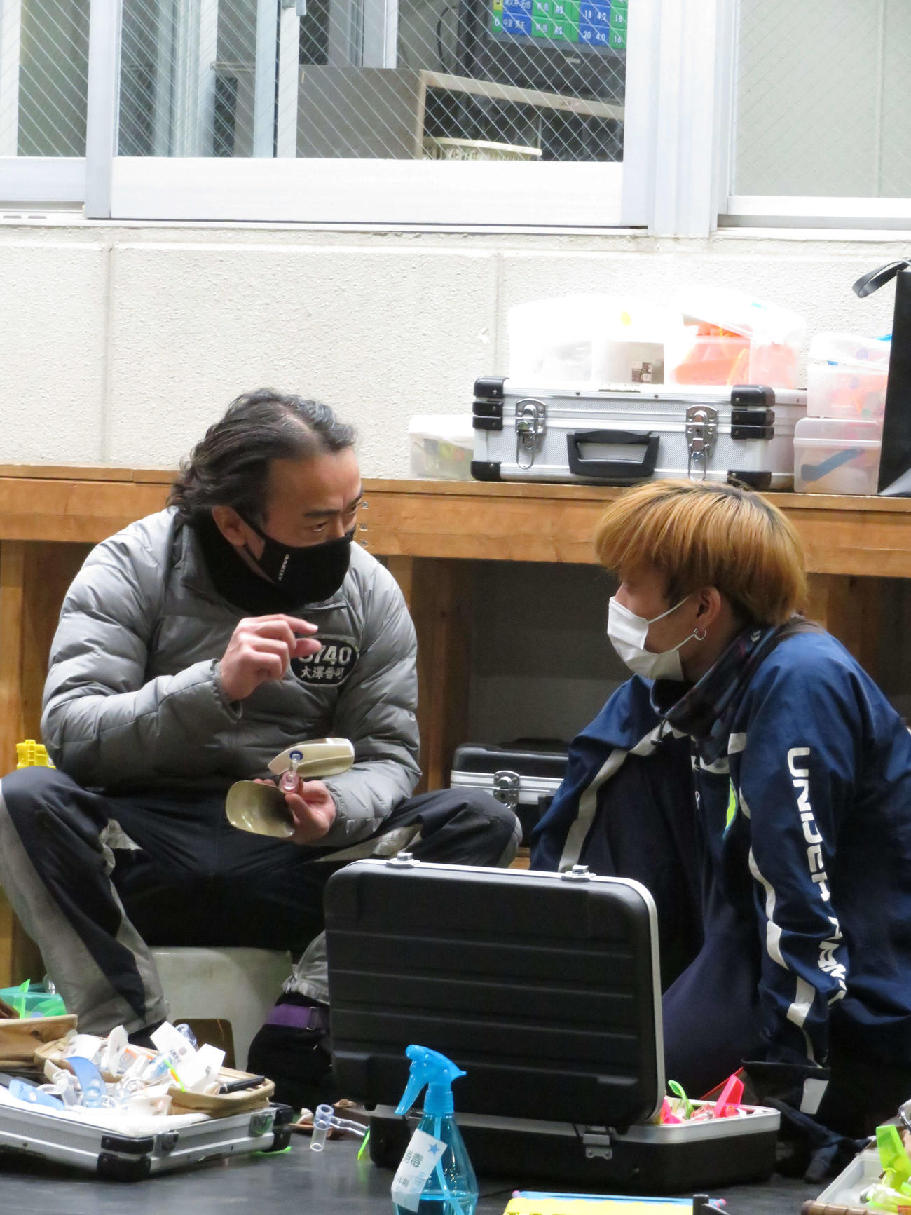 親子二人三脚でペラ調整を進める大沢普司（左）、大沢風葵