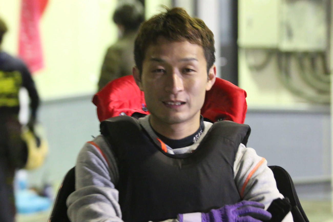 正月戦で仲谷颯仁が優勝した44号機を手にした岡村慶太