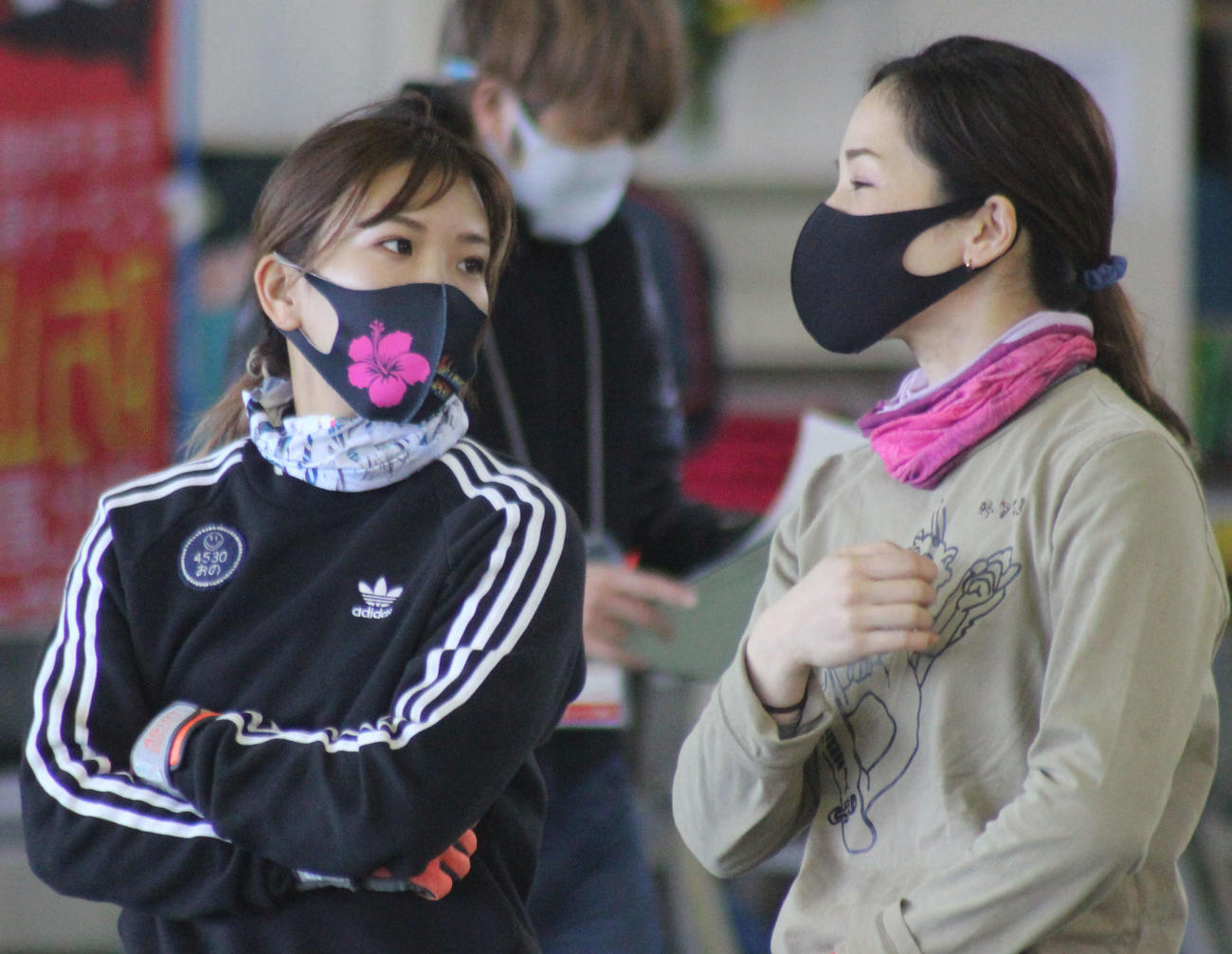 勝負駆けに成功して予選突破を果たした小野生奈（左）と中川りな（右）