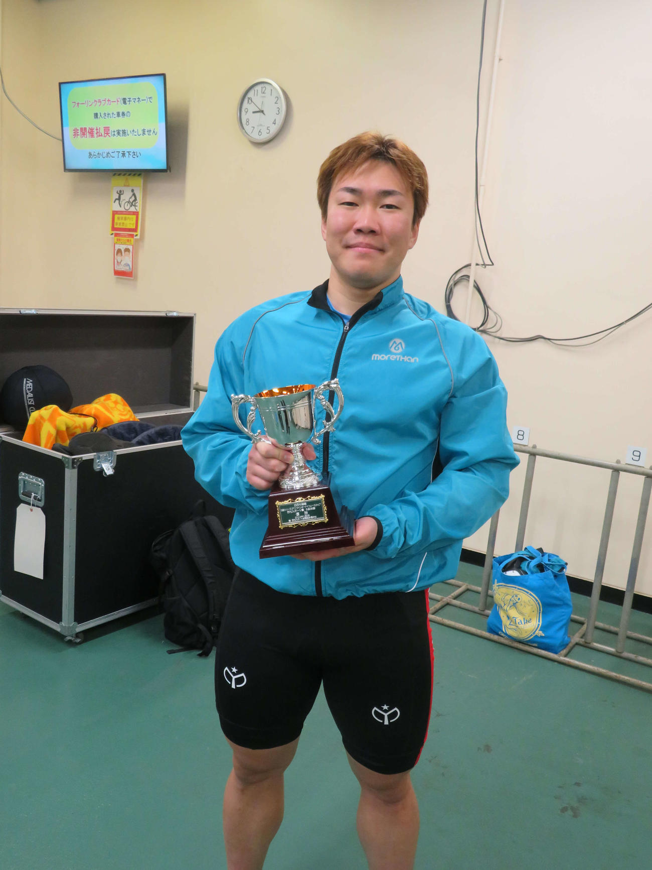日刊スポーツ賞の優勝カップを手に笑顔の山田諒
