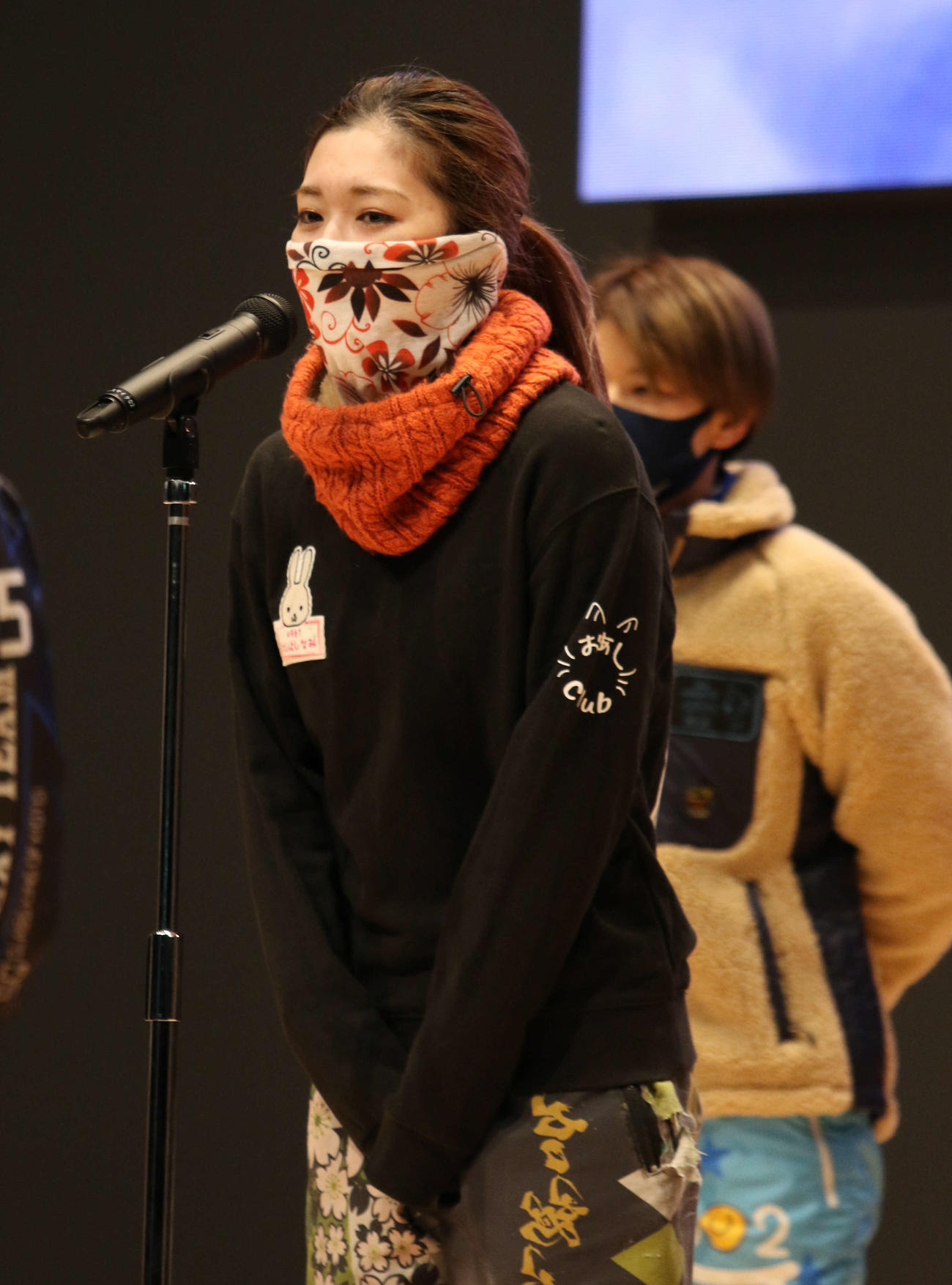 選手紹介で挨拶する西橋奈未（撮影・渦原淳）