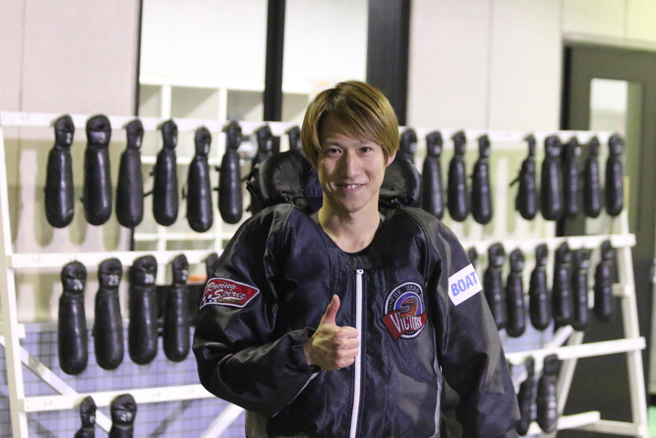 準優12R、3コースから俊敏なまくり差しで勝ち上がった中田達也は笑顔でサムアップポーズを見せた