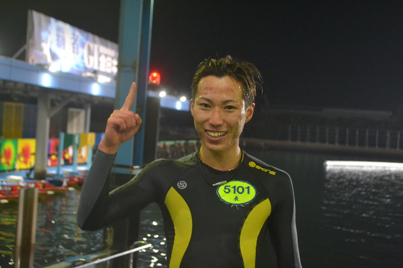8Rで6コースまくりを決め、デビュー初勝利を飾った表健太が笑顔で1着ポーズを見せた