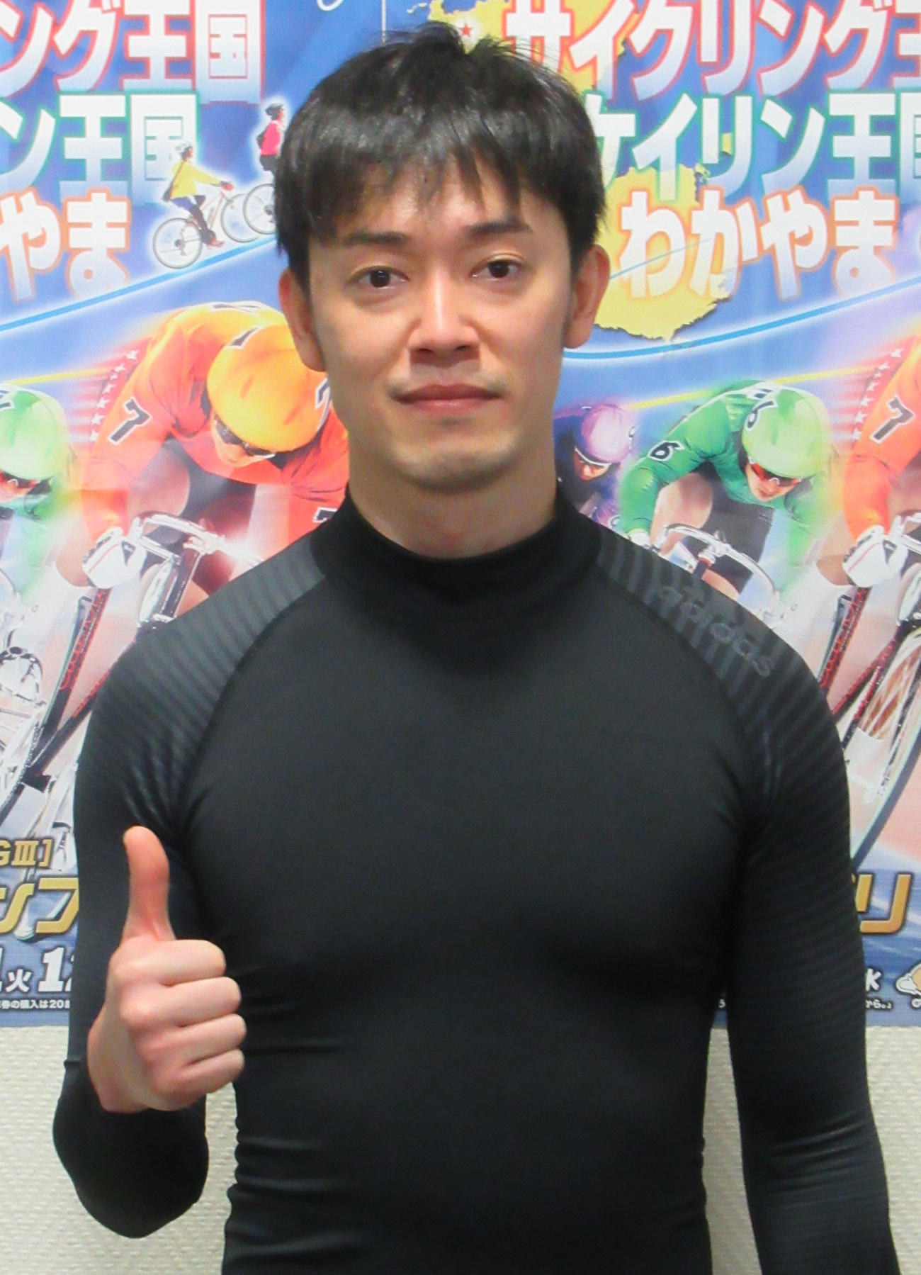 約半年ぶりの勝利を挙げ、サムアップポーズの山中秀将（撮影・岡田晋）