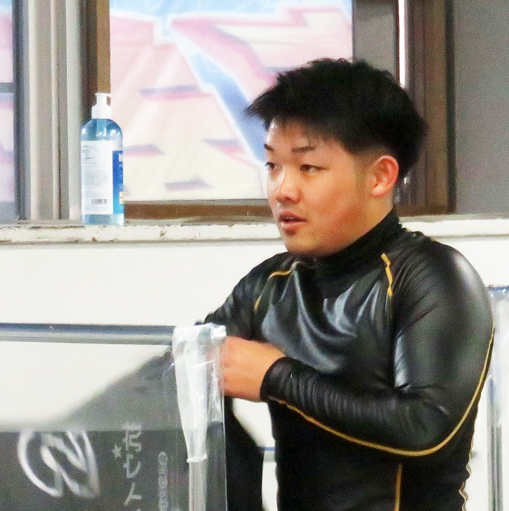 チャレンジ予選4Rを制して勝利者インタビューに向かう辺見光輝（撮影・野島成浩）