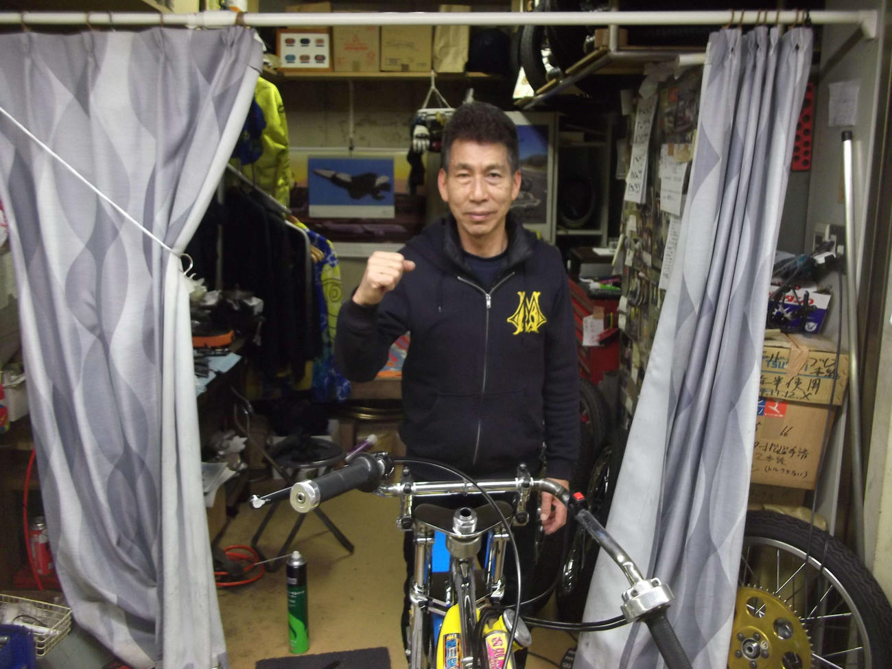 久々の勝利にガッツポーズのベテラン篠崎実（撮影・小川将司）