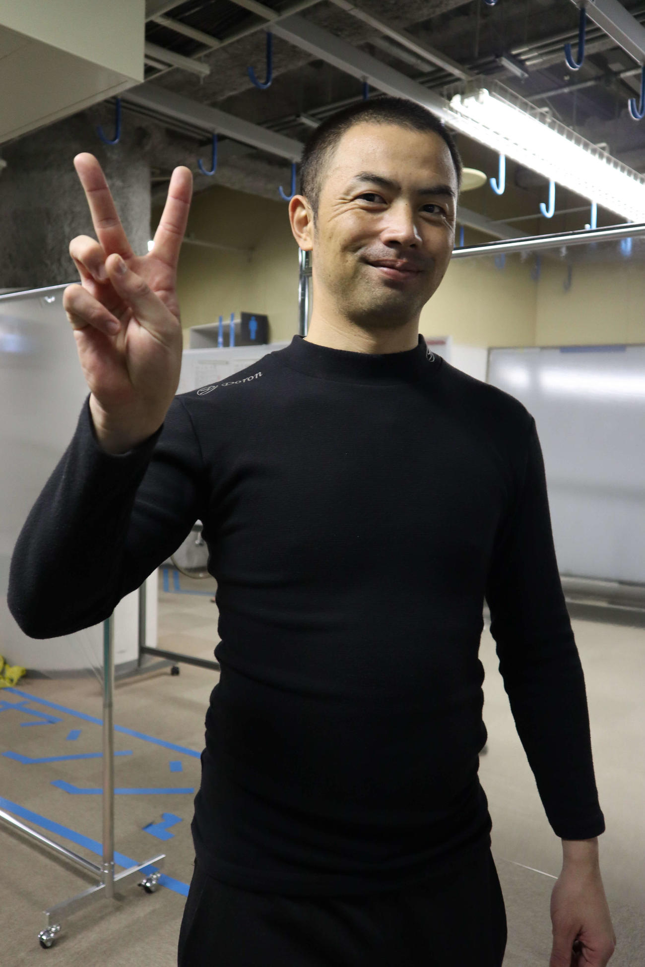200勝達成の松岡孝高は自信満々にVサイン