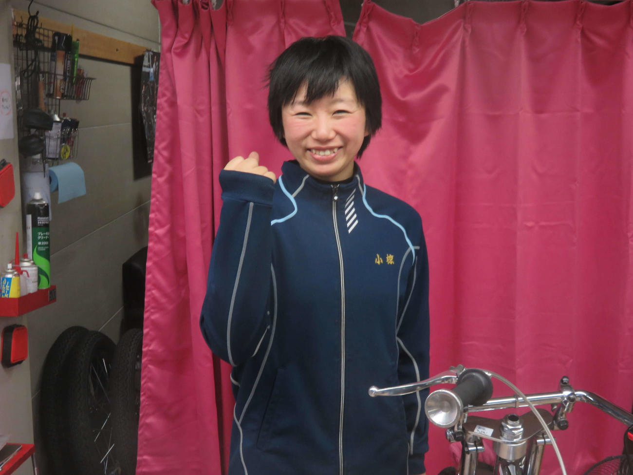 地元女子レーサーの小椋華恋はデビュー初勝利に笑顔でガッツポーズ