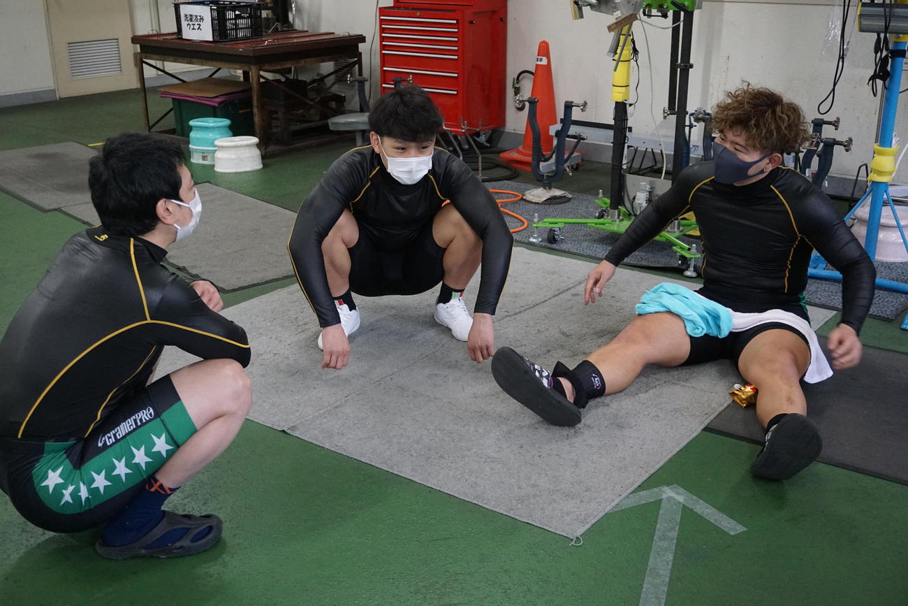 倉田紘希（右）はがっくりと肩を落として広田敦士（中）伊藤世哉とレース回顧