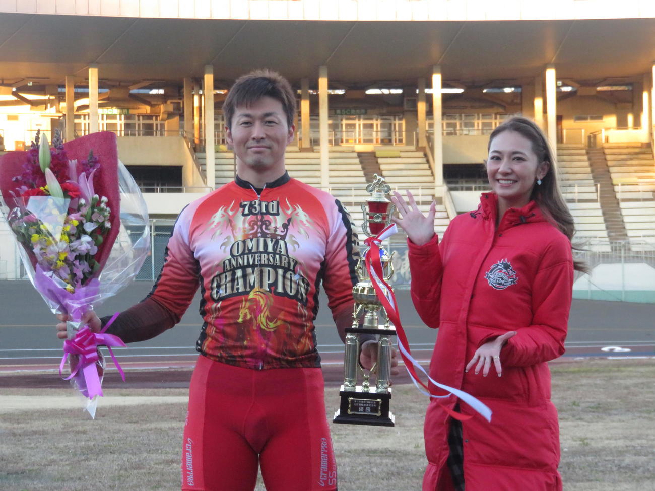 地元大宮G3・3連覇を飾った平原康多（左）は、プレゼンターの近藤みやびに祝福される