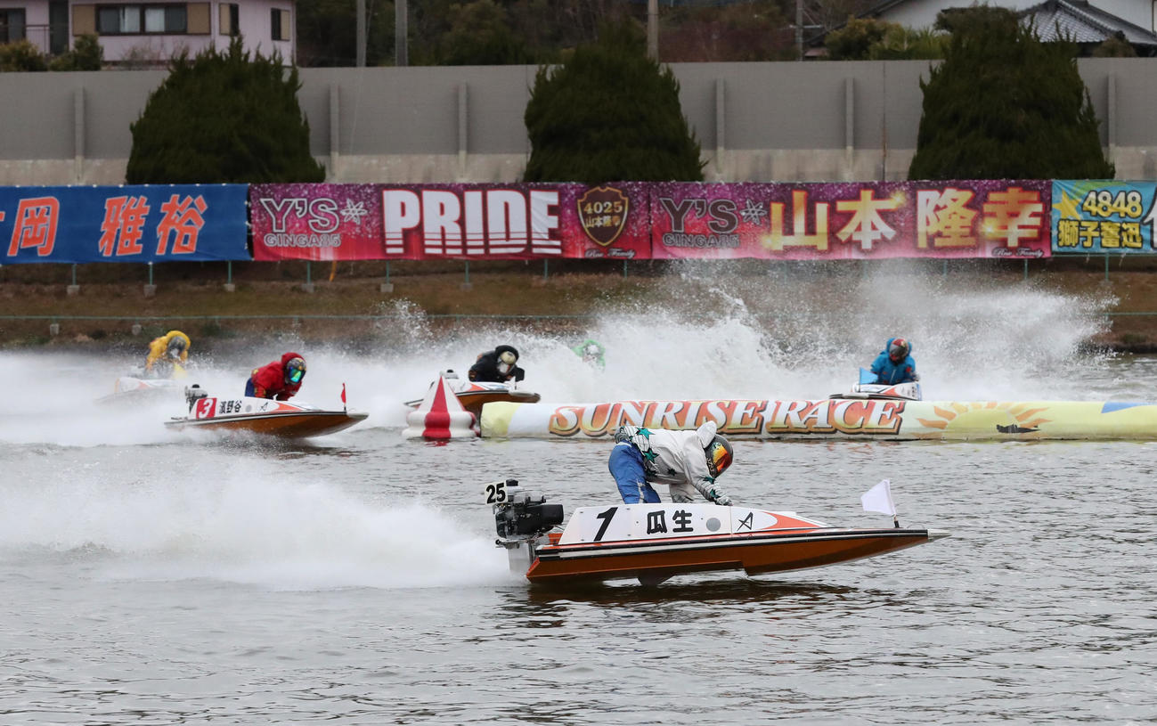 12R 2周2マーク　1着1号艇瓜生正義、2着3号艇浜野谷憲吾（撮影・梅根麻紀）