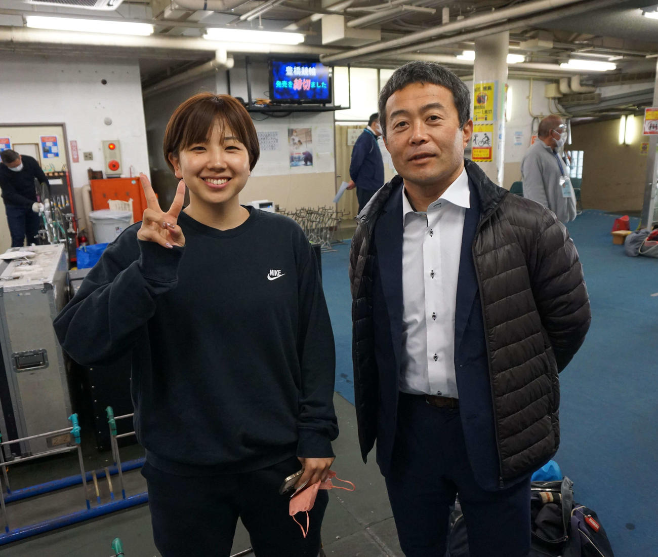 岩崎ゆみこは2度目の師弟あっせんにもリラックスムード（右は戸辺裕将）