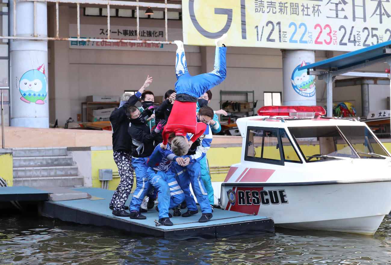 5Rで1着となった木下大将はインタビューを終え水神祭。仲間たちに投げられる（撮影・梅根麻紀）