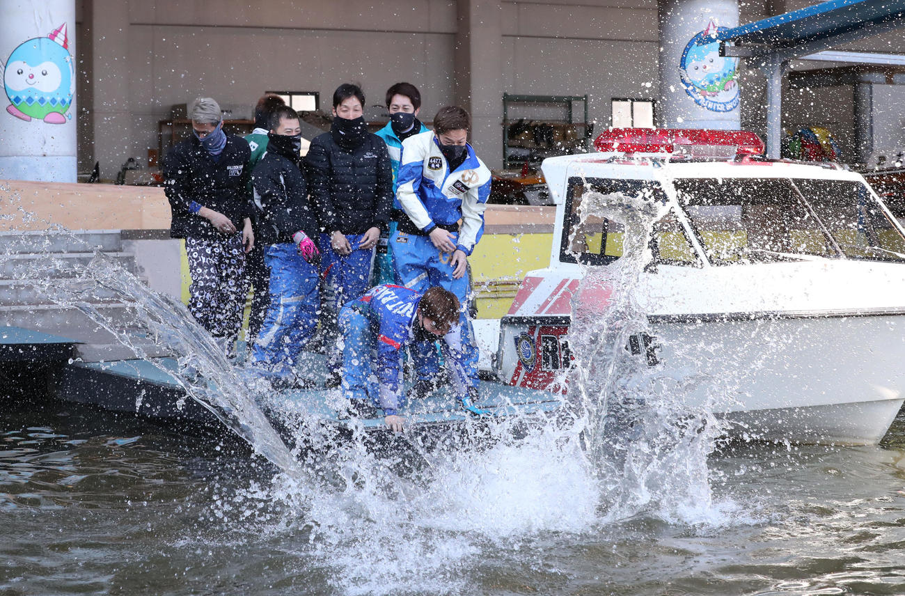5Rで1着となった木下大将はインタビューを終え水神祭。仲間たちに投げられる（撮影・梅根麻紀）