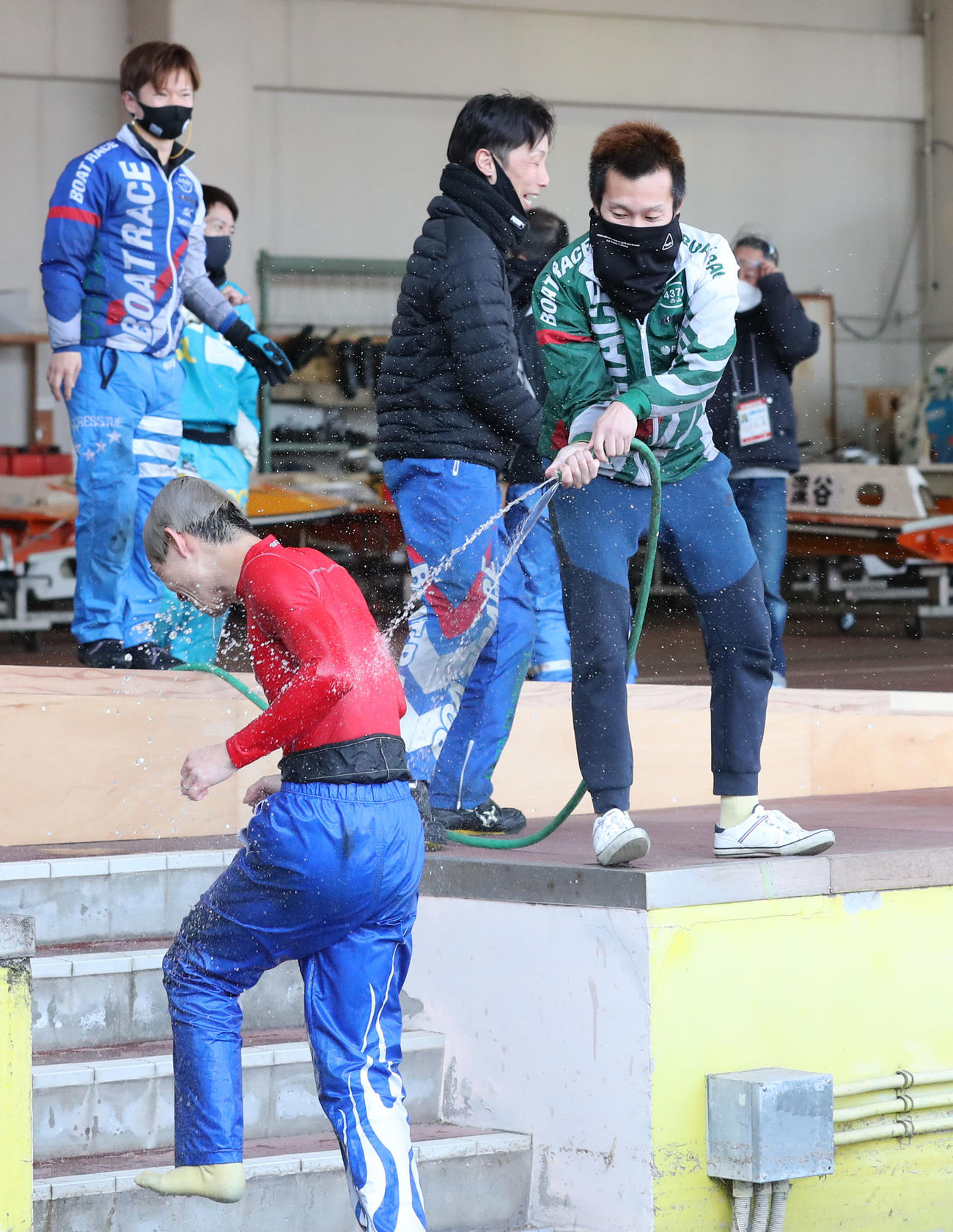 5Rで1着となった木下大将は水神祭で祝福されるが、さらに西山貴浩から水をかけられる（撮影・梅根麻紀）