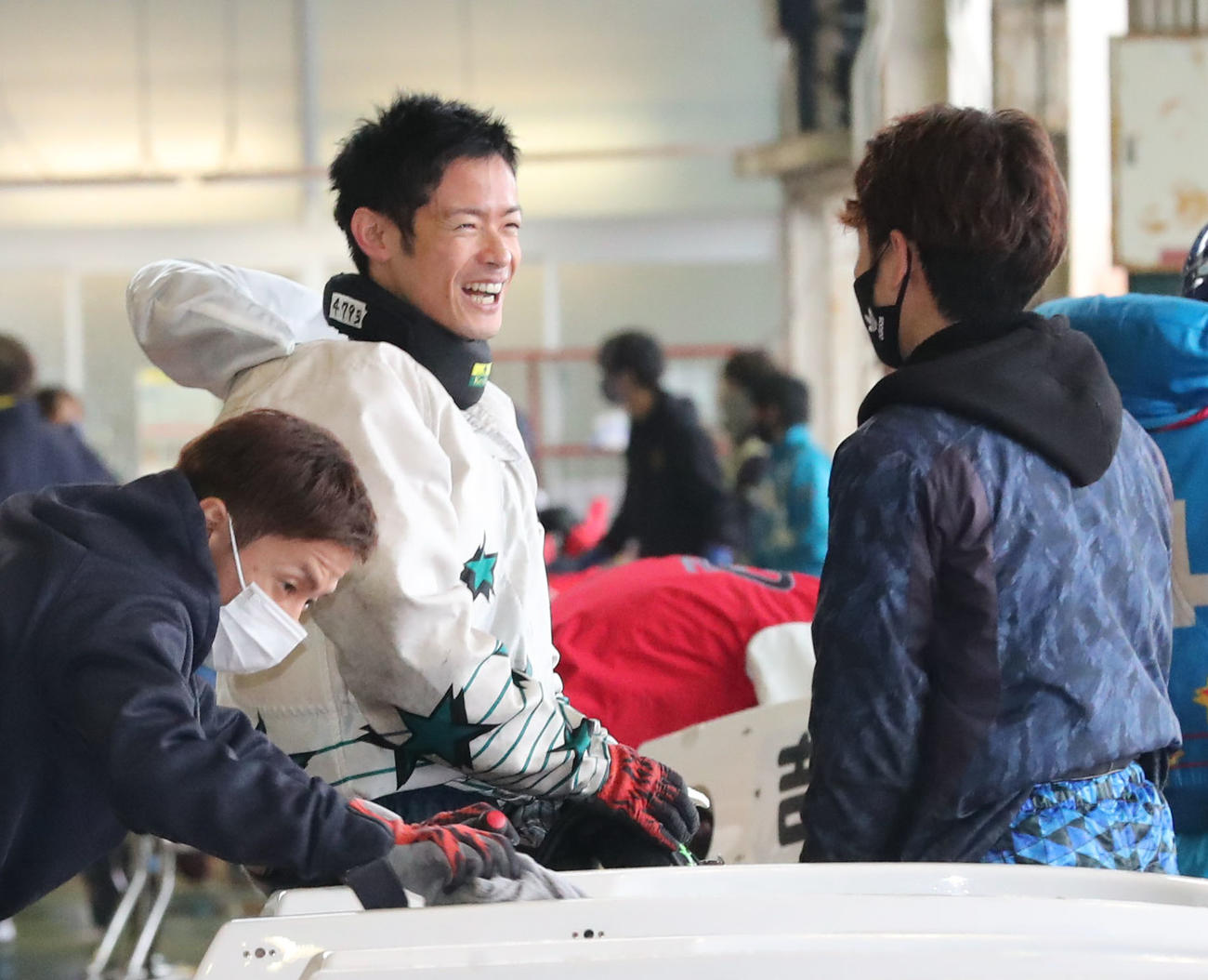 芦屋ボート3日目6RでG1初勝利を挙げた金子萌（左）（撮影・梅根麻紀）
