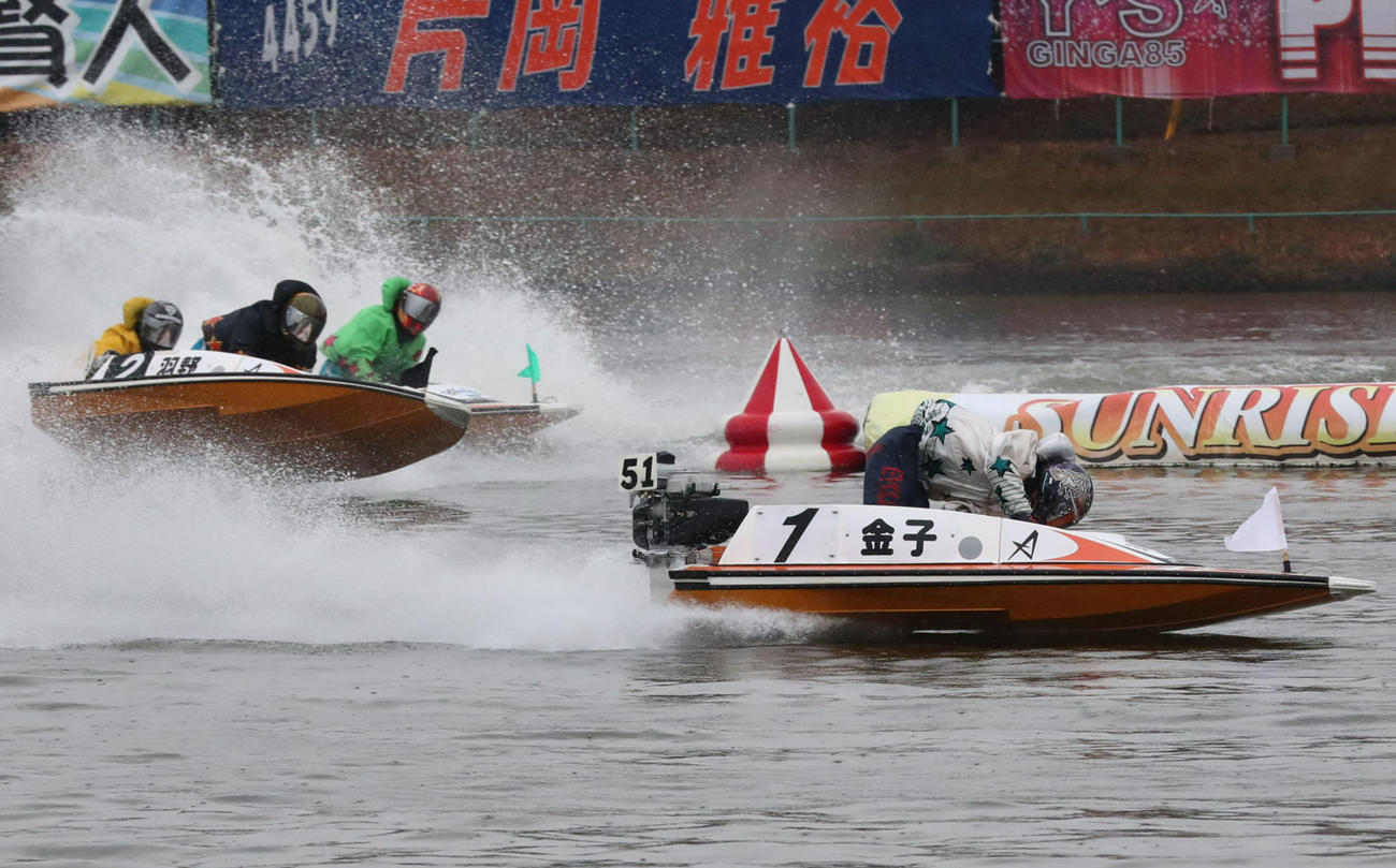 芦屋ボート3日目6R、1周2マークを先頭でターンする1号艇・金子萌（撮影・梅根麻紀）