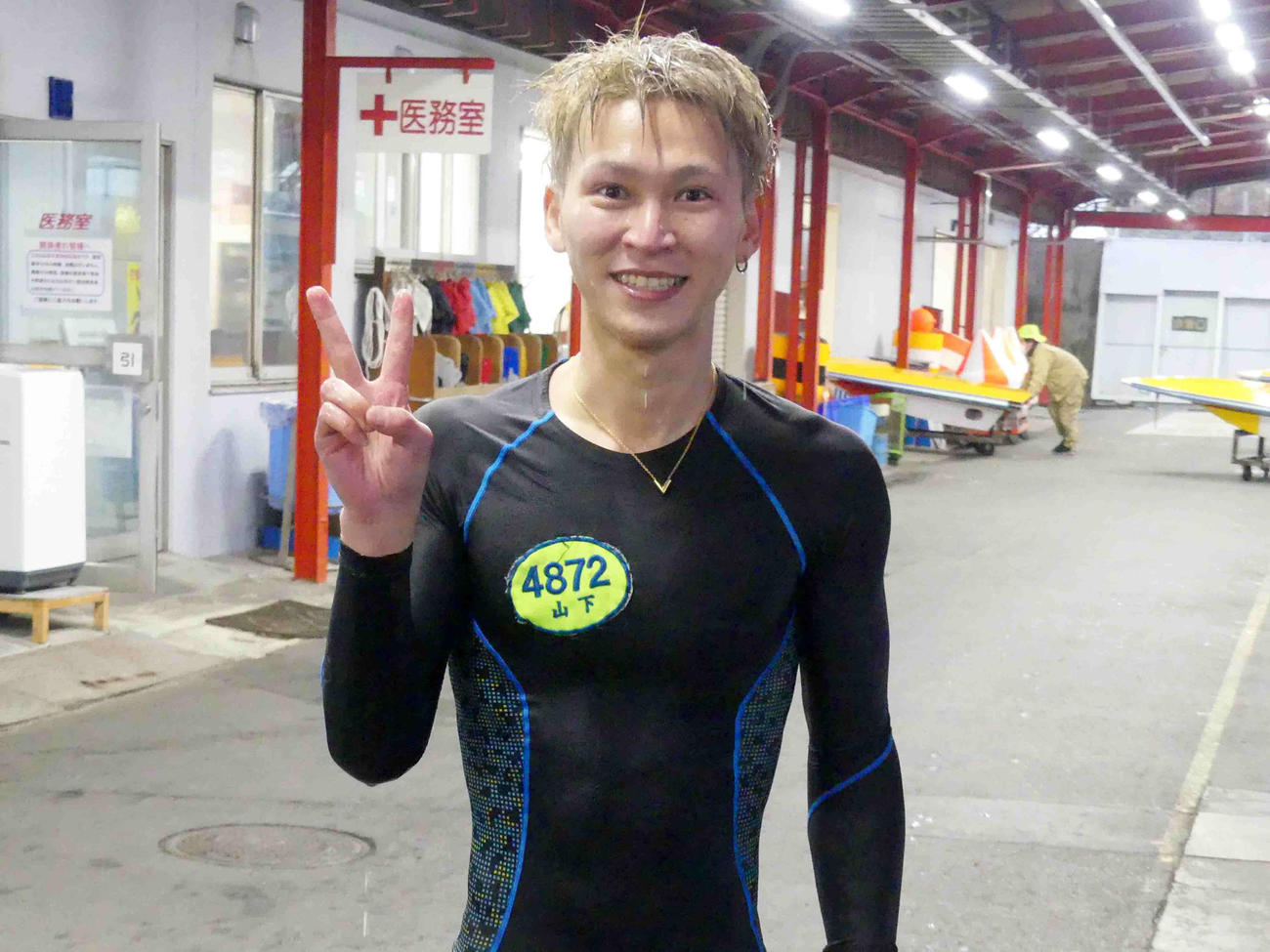 4度目の優出で初Vを決めた山下流心は笑顔でピースサイン