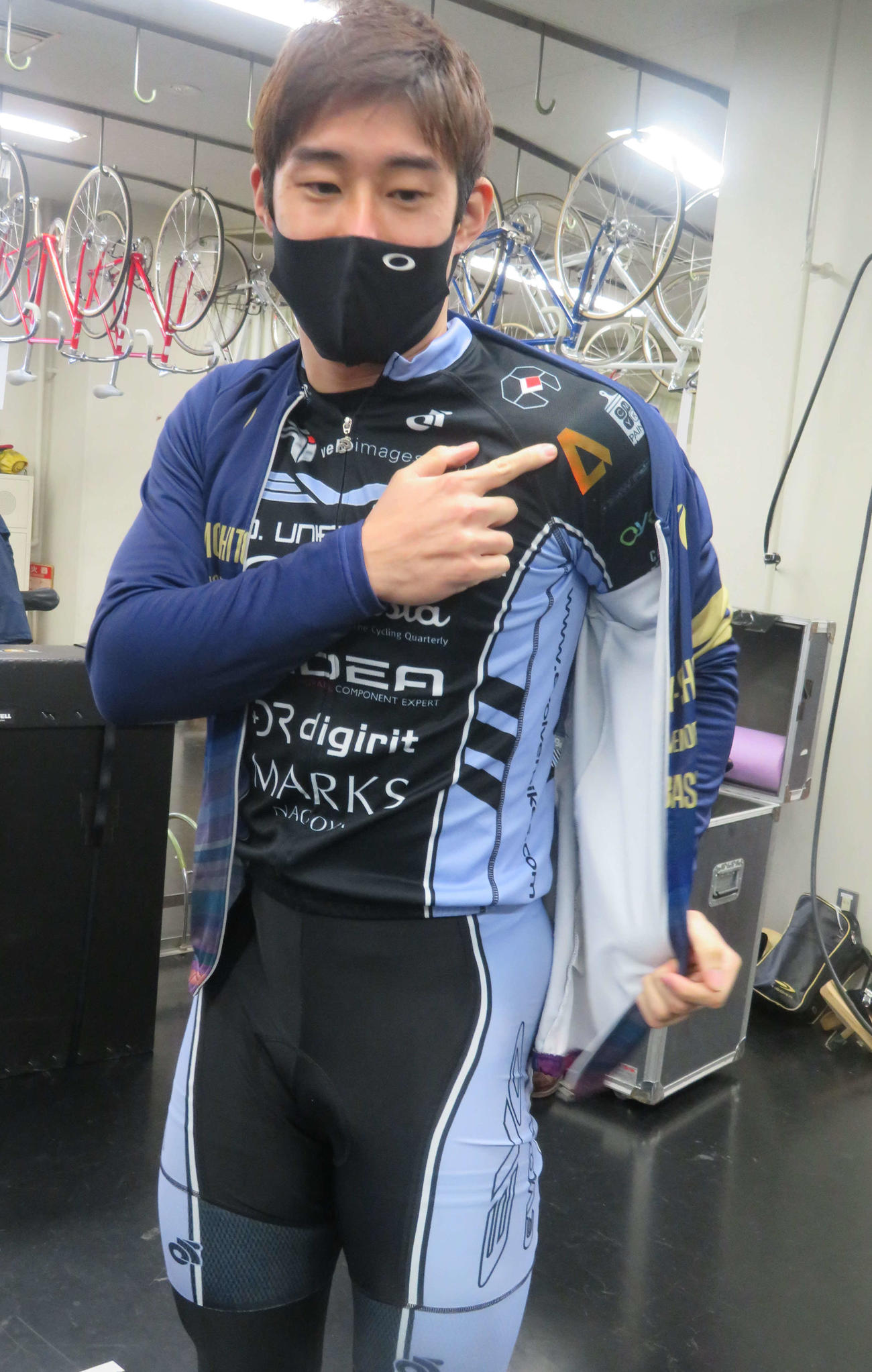 A級注目の119期上杉嘉槻がスポンサーマークを指さして、気合を入れた