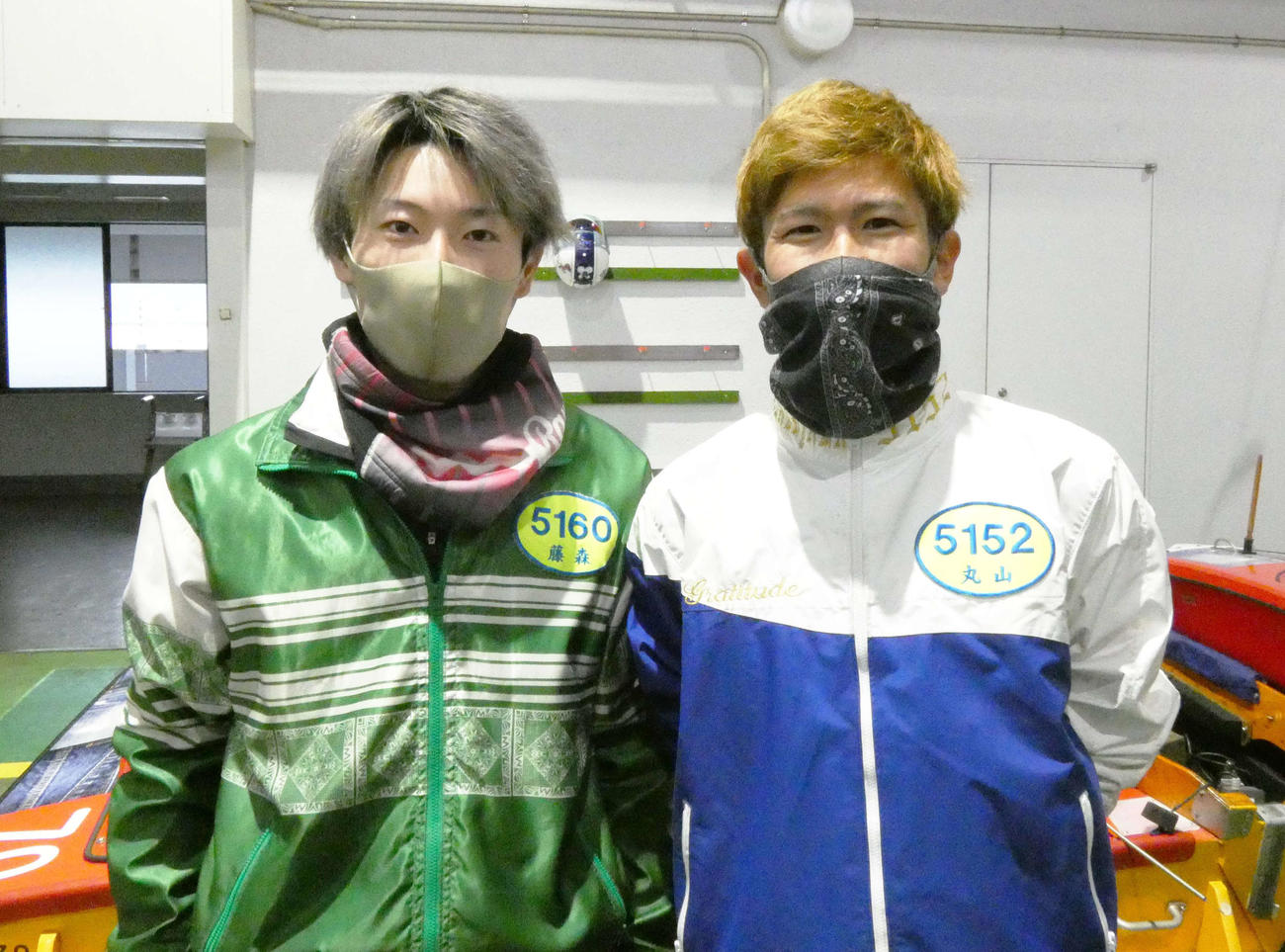 丸山祐也（右）がデビュー初勝利を飾った。左は藤森陸斗（撮影・前原一樹）