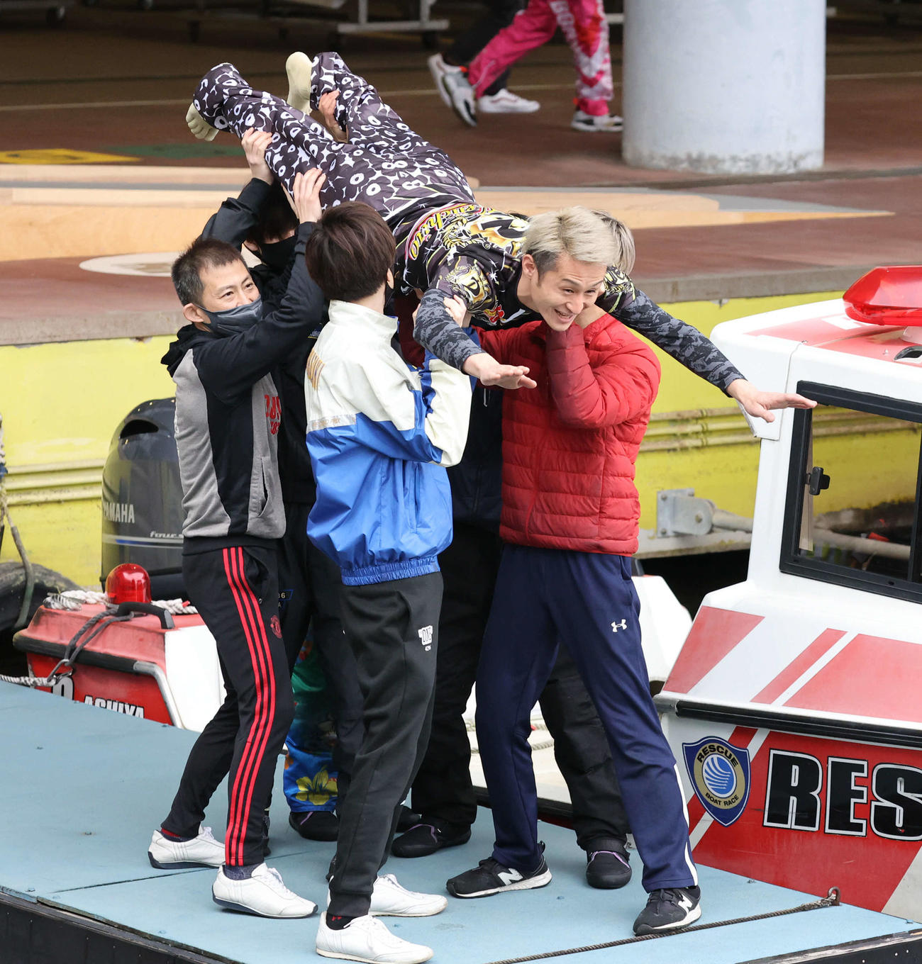選手仲間から水神祭の祝福受ける植田太一