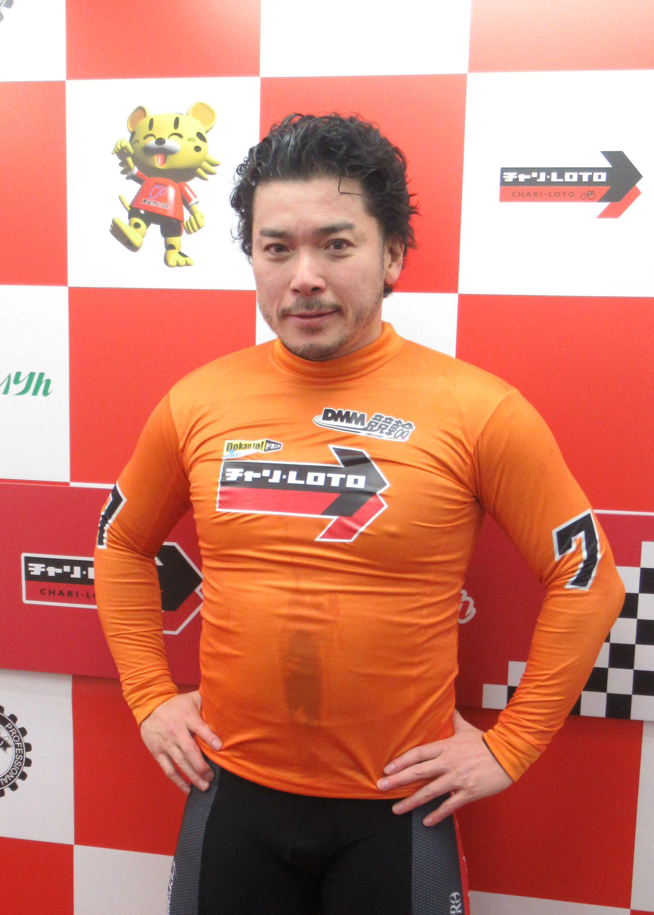 香川雄介は「痛い痛い」と言いながらもやる気満々（撮影・山田敏明）
