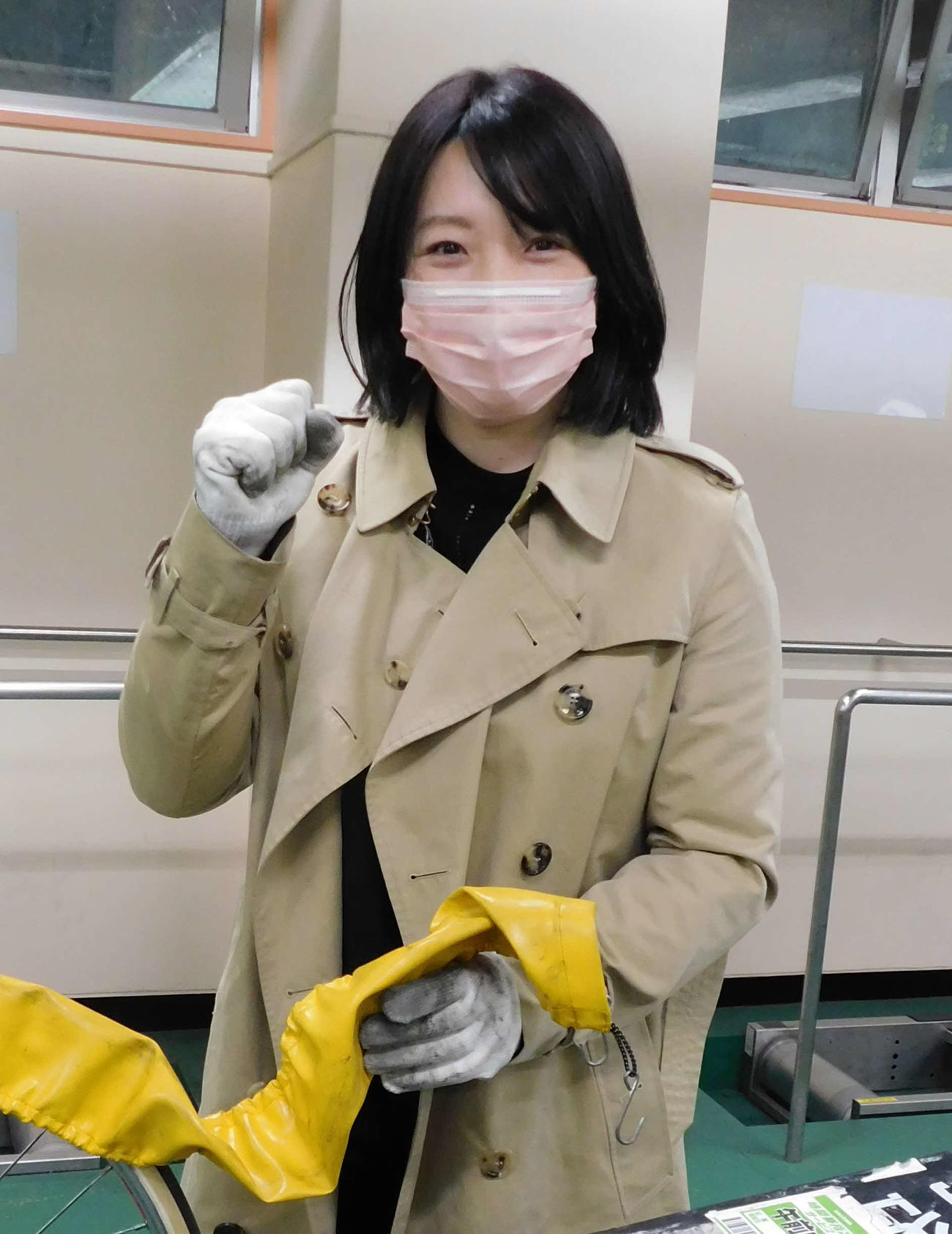 交通網の乱れで到着が遅れ、コート姿に軍手で自転車を組み立てた児玉碧衣
