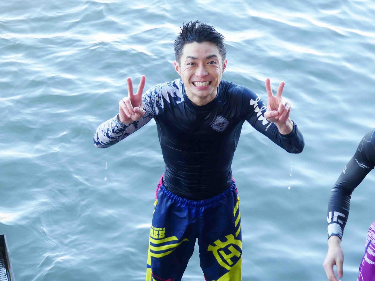 G1初1着を飾り、水神祭の祝福を受ける金児隆太