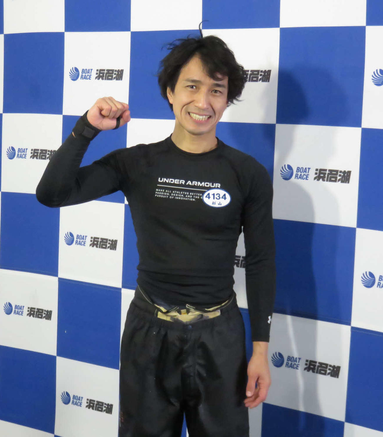 杉山貴博が今年初優勝を決めてガッツポーズ