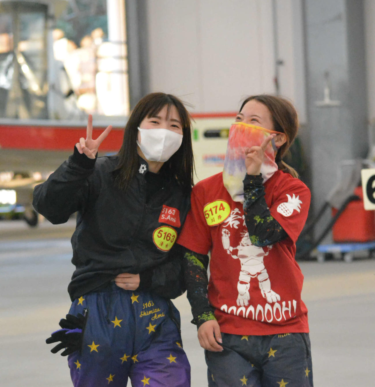カメラに向かってポーズする川井萌（右）と清水愛海（左）